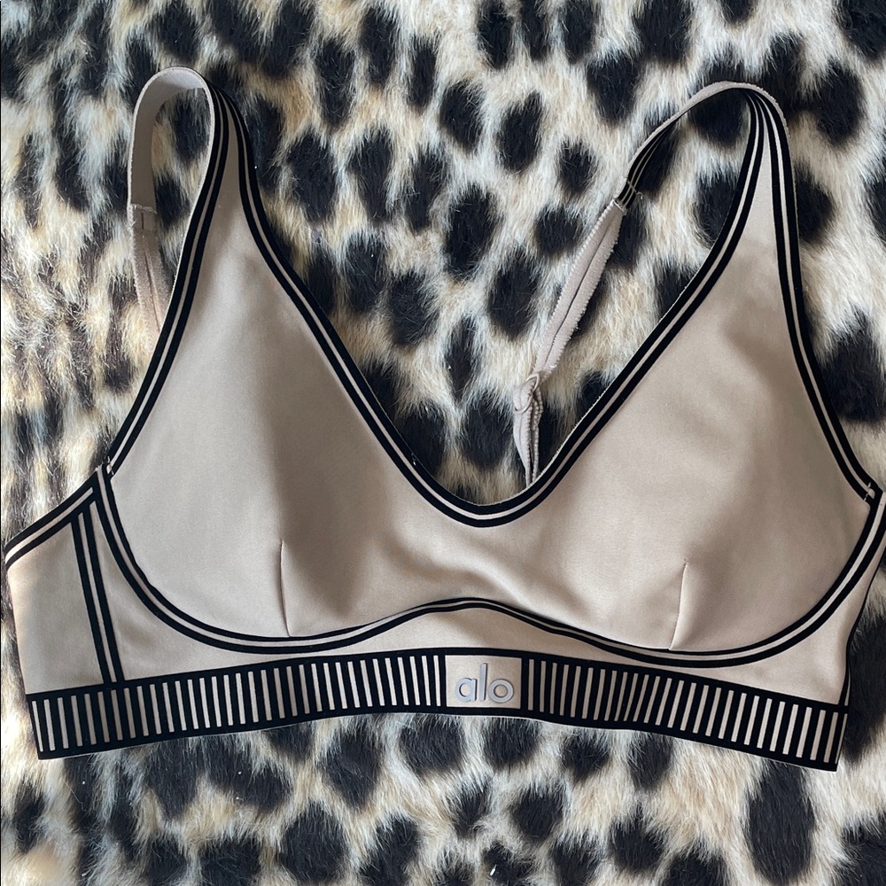 ALO Yoga Women's Beige Sports Bra